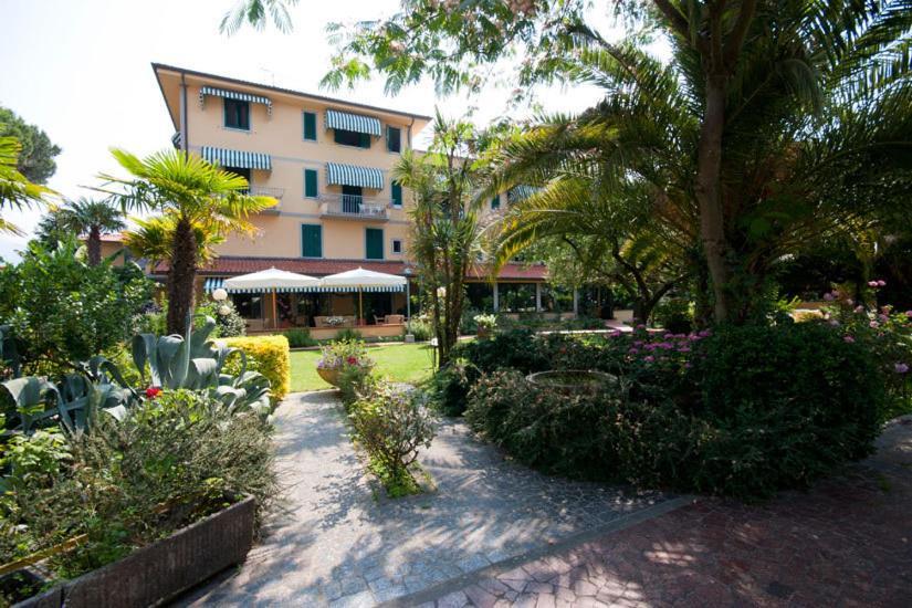 Hotel Gemma Del Mare Марина-ді-П'єтразанта Екстер'єр фото