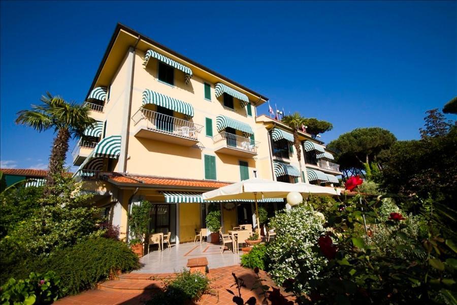 Hotel Gemma Del Mare Марина-ді-П'єтразанта Екстер'єр фото