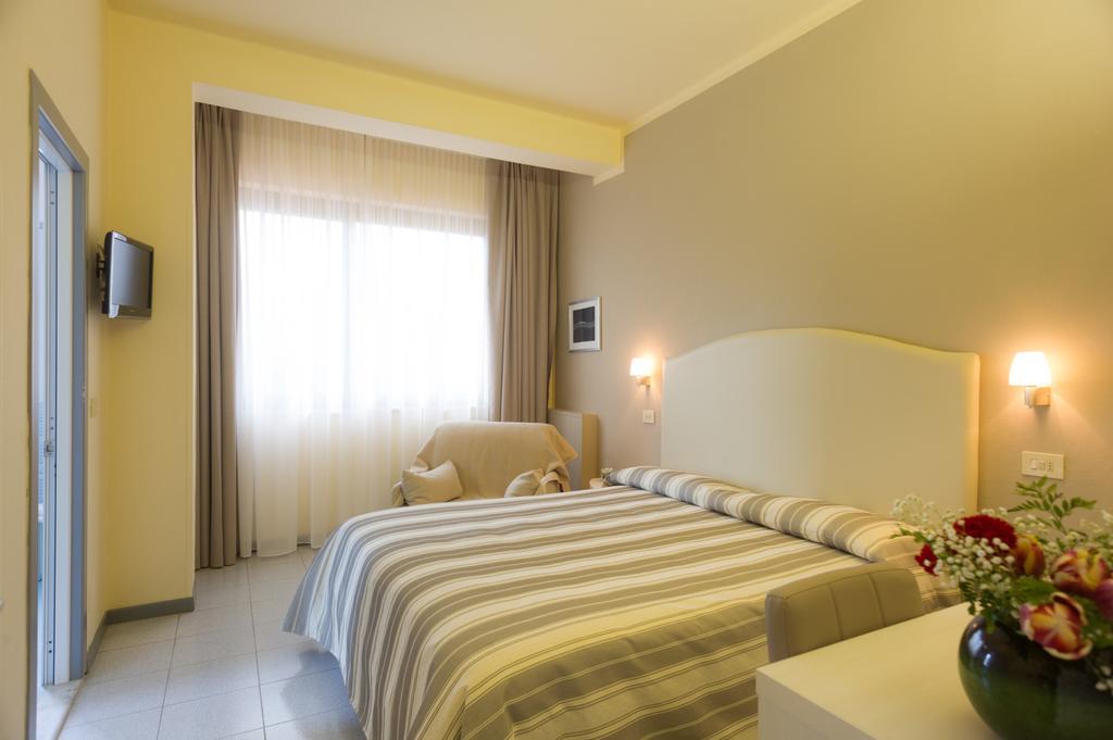 Hotel Gemma Del Mare Марина-ді-П'єтразанта Екстер'єр фото