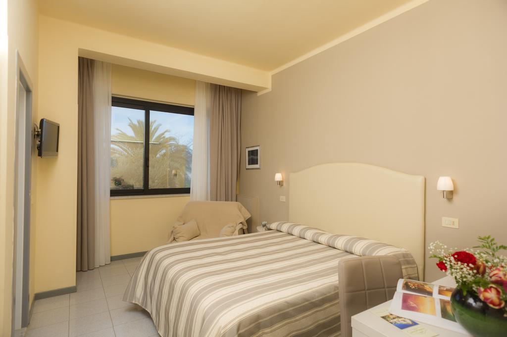 Hotel Gemma Del Mare Марина-ді-П'єтразанта Екстер'єр фото