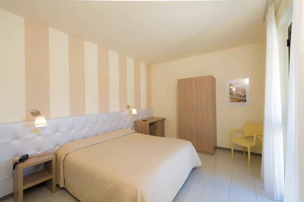 Hotel Gemma Del Mare Марина-ді-П'єтразанта Екстер'єр фото