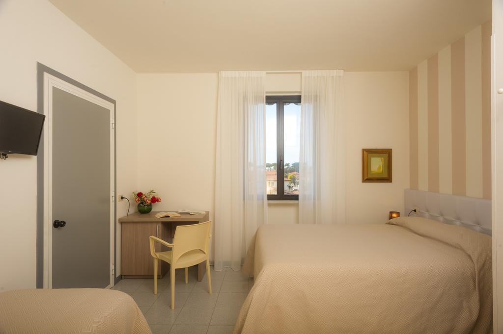 Hotel Gemma Del Mare Марина-ді-П'єтразанта Екстер'єр фото