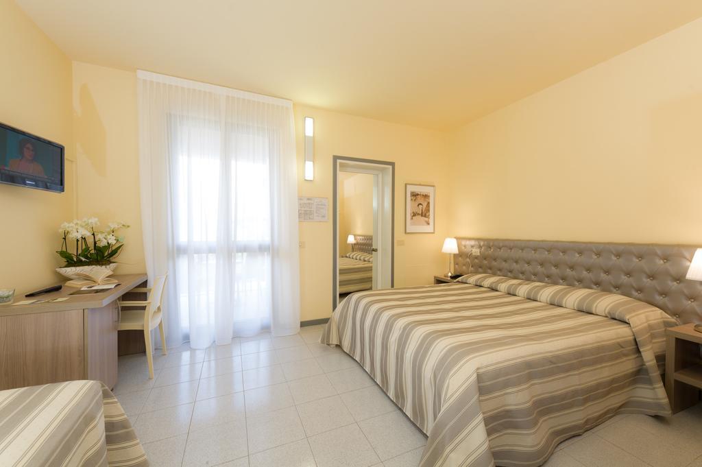 Hotel Gemma Del Mare Марина-ді-П'єтразанта Екстер'єр фото