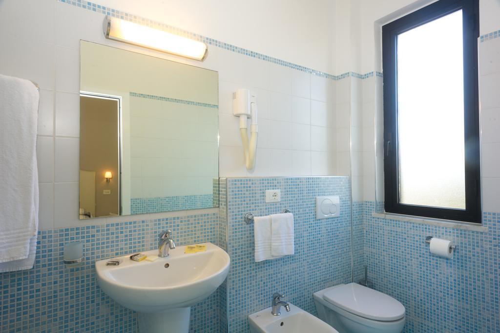 Hotel Gemma Del Mare Марина-ді-П'єтразанта Екстер'єр фото