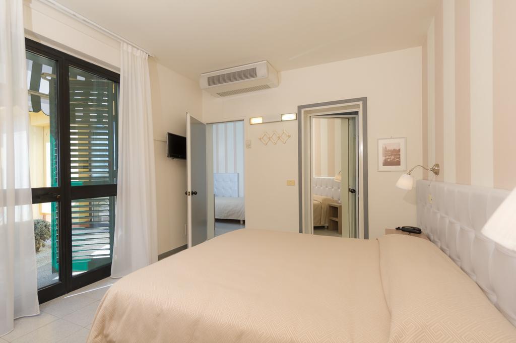 Hotel Gemma Del Mare Марина-ді-П'єтразанта Екстер'єр фото
