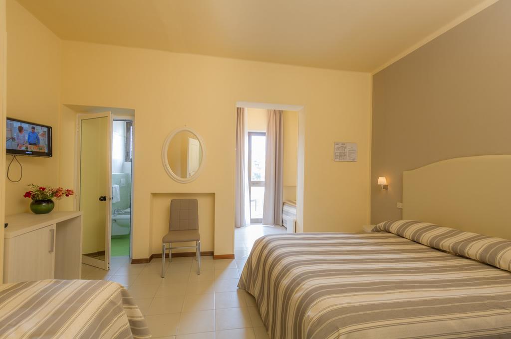 Hotel Gemma Del Mare Марина-ді-П'єтразанта Екстер'єр фото
