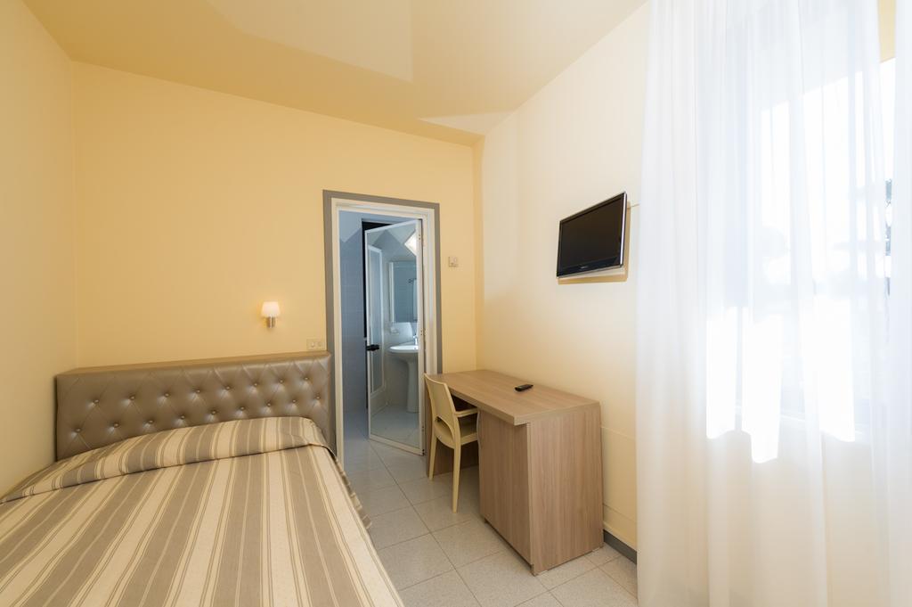 Hotel Gemma Del Mare Марина-ді-П'єтразанта Екстер'єр фото