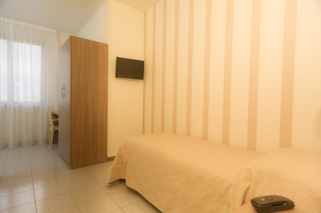 Hotel Gemma Del Mare Марина-ді-П'єтразанта Екстер'єр фото