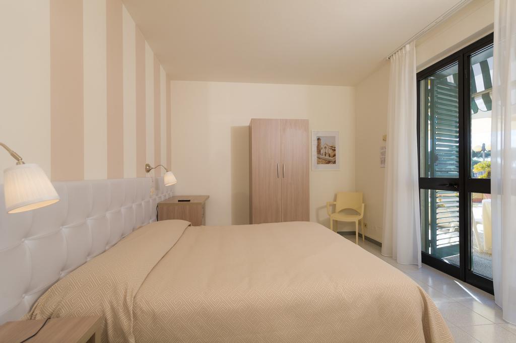 Hotel Gemma Del Mare Марина-ді-П'єтразанта Екстер'єр фото