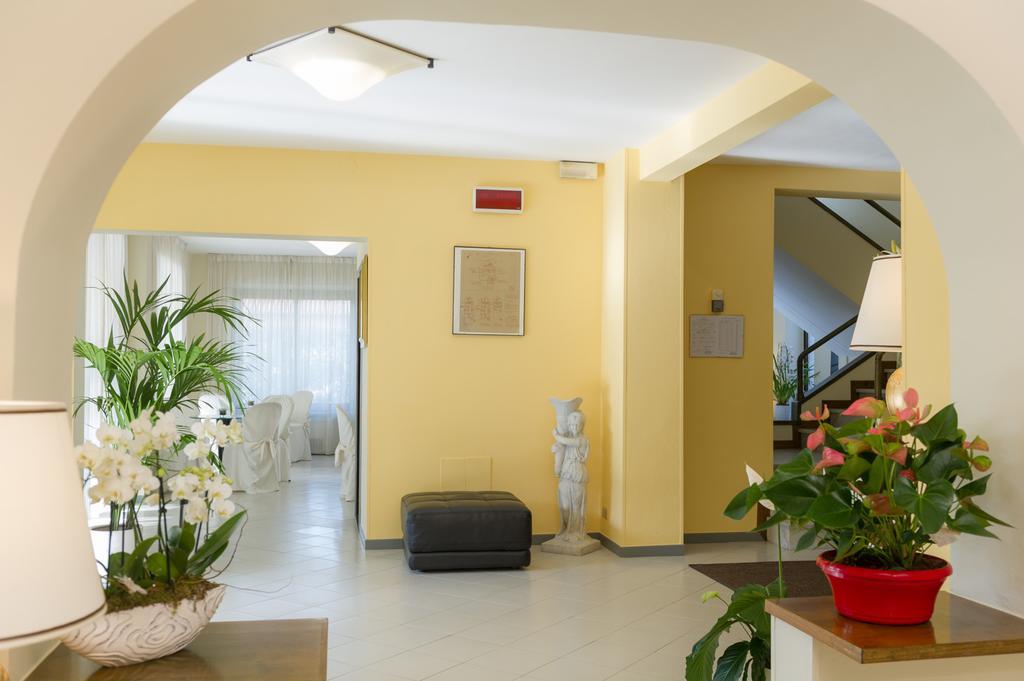 Hotel Gemma Del Mare Марина-ді-П'єтразанта Екстер'єр фото