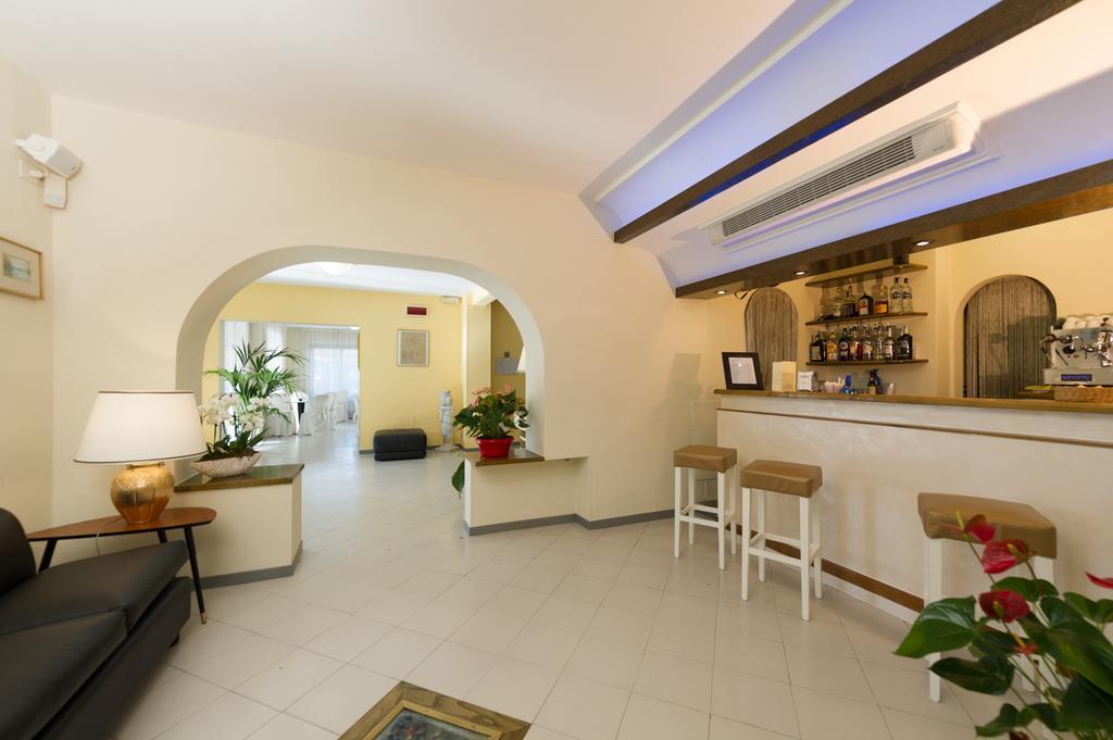 Hotel Gemma Del Mare Марина-ді-П'єтразанта Екстер'єр фото