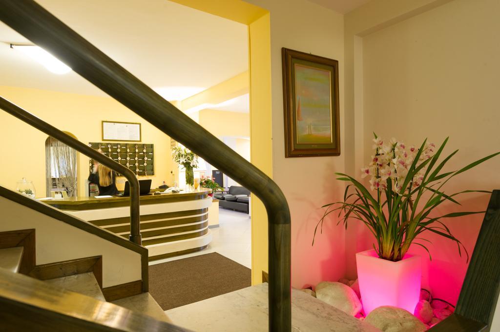 Hotel Gemma Del Mare Марина-ді-П'єтразанта Екстер'єр фото