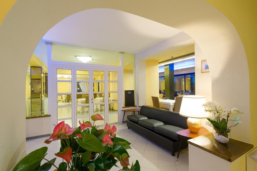 Hotel Gemma Del Mare Марина-ді-П'єтразанта Екстер'єр фото